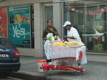 Straßenverkäufer in Port of Spain
