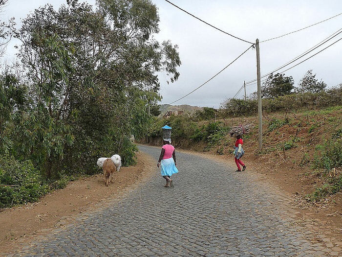 Zwei Frauen auf der Straße in Santiago