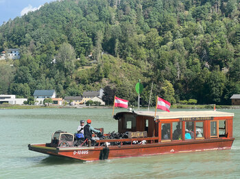 Radfähre über die Donau mit Touristen Donauradfähre: Tourismus in Österreich