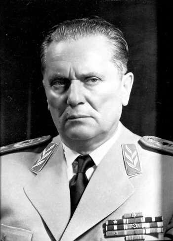 Josip Broz Tito war ab 1953 Staatspräsident Jugoslawiens. Seine Politik in Jugoslawien war von 1945 bis 1980 diktatorisch. 