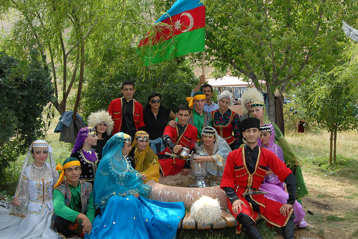 Junge Aserbaidschaner in Tracht