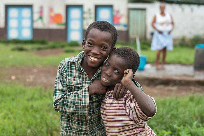 Zwei lachende Jungen auf Sao Tome