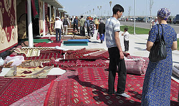 Teppichverkauf auf dem Altyn Asyr Basar