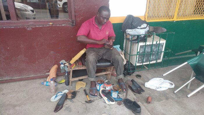 Arbeit als Schuhmacher in Äquatorialguinea Schuhmacher in Äquatorialguinea