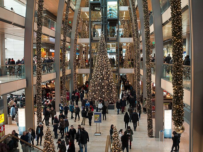 Weihnachtsschmuck in Einkaufsmeile