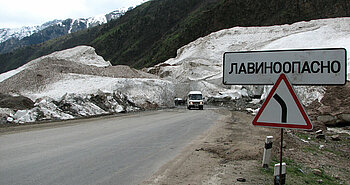 Straßenschild in Kirgisistan auf Kirgisisch