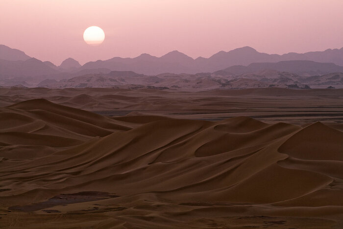 Sonnenuntergang in den Sanddünen in der libyschen Sahara