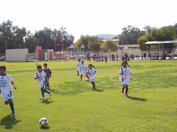Kinder spielen Fußball in Mexiko
