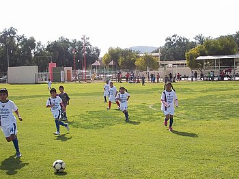 Kinder spielen Fußball in Mexiko Kinder spielen Fußball in Mexiko