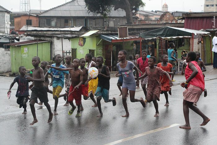 Kinder im Regen in Ghana