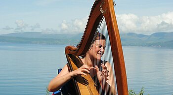 Irische Harfenspielerin