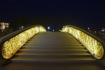 Weihnachtlich geschmückte Brücke in Rumänien