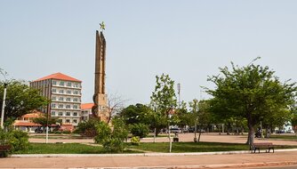  Monumento aos Heróis da Independência am Praça dos Herois Nacionais in Bissau