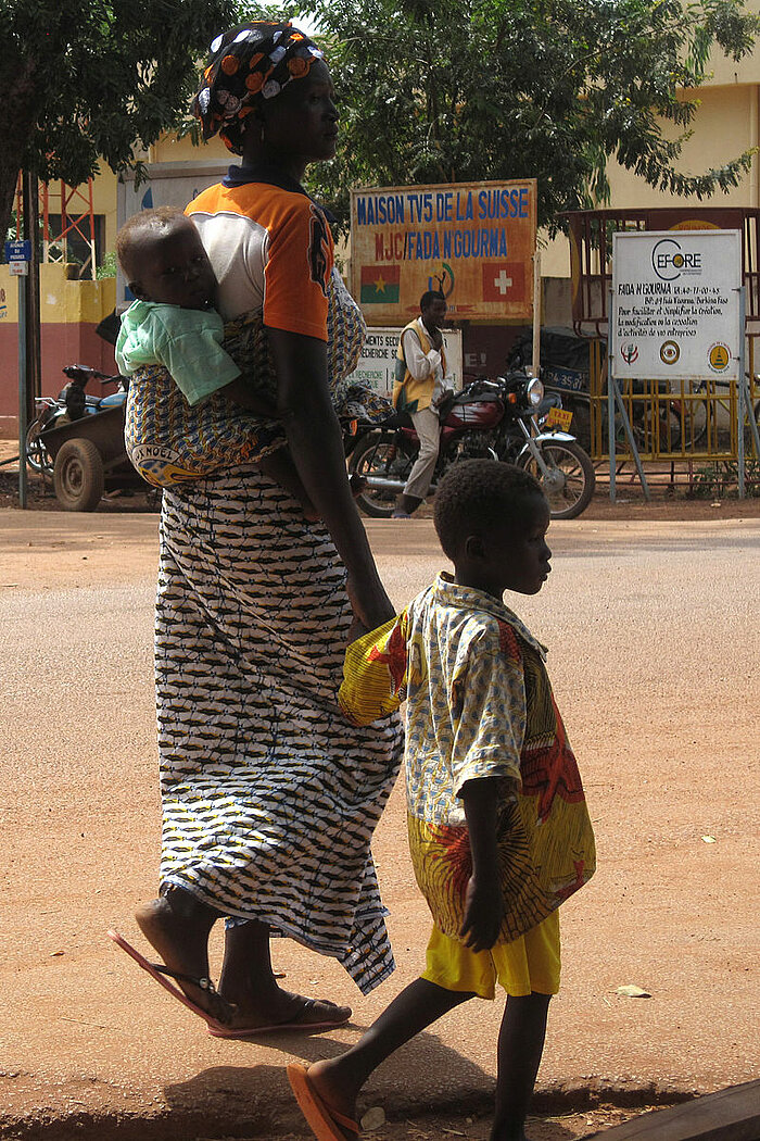 Frau mit Kindern in Burkina Faso