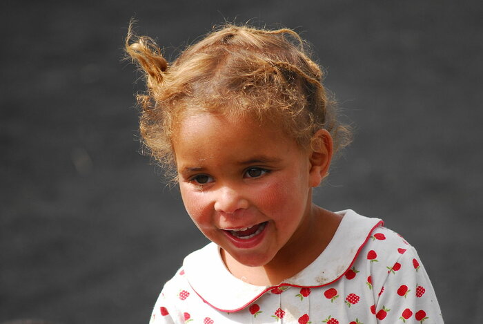 Fröhliches Mädchen aus Kap Verde