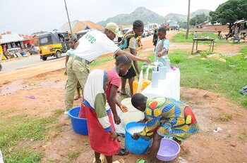 Kinder holen Wasser in Nigeria, 2015