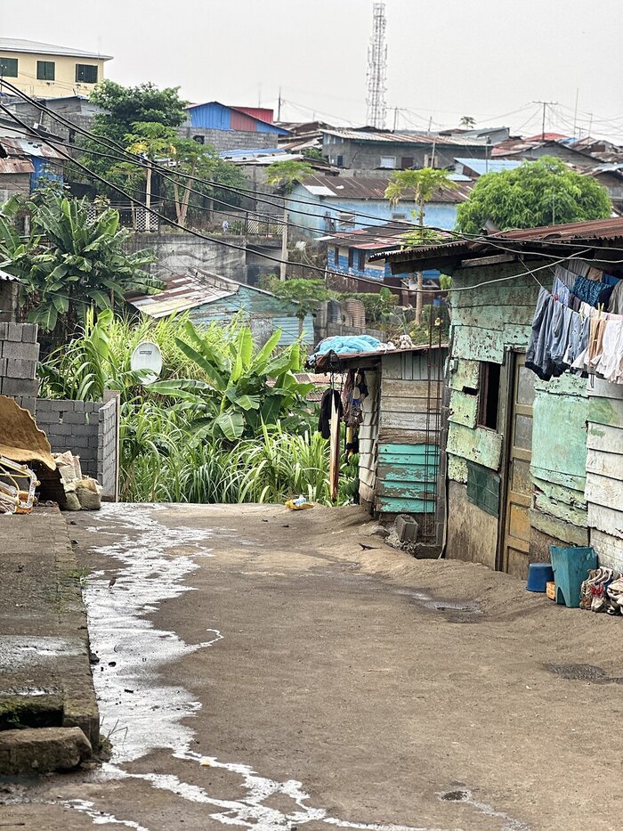 Armut in Äquatorialguinea Hütten im Elendsviertel in Malabo (Afrika)