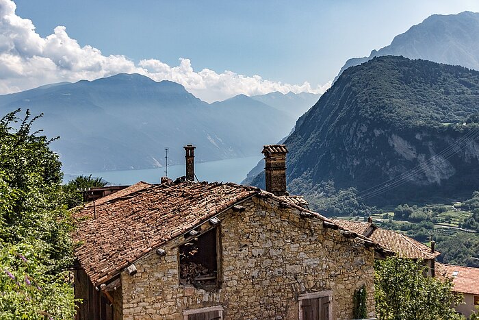 Bergdorf mit Blick auf den Gardasee