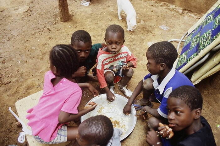 Kinder in Mali essen Reis