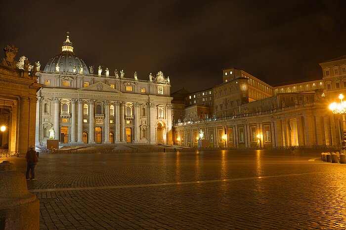 Petersdom und Petersplatz bei Nacht