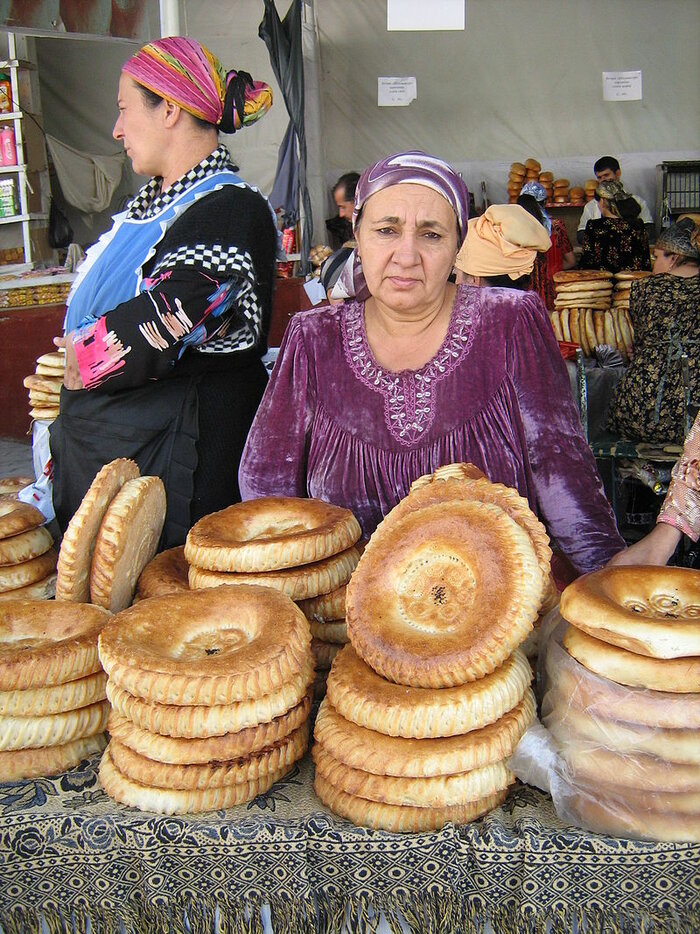 Brotverkäuferinnen in Duschanbe