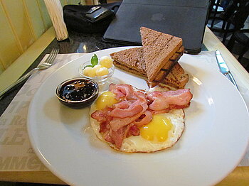 Essen in Belarus: Frühstück in einem Café in Minsk