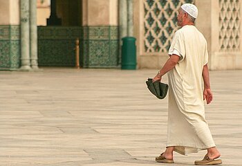 Marokkaner unterwegs zur Moschee