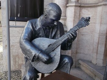 Statue eines Fado-Musikers