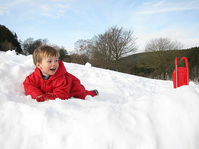 Junge im Schnee