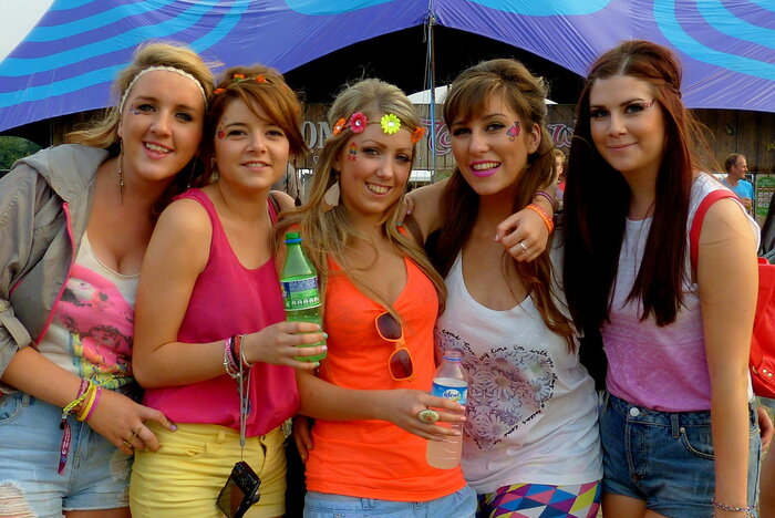 Fünf junge Irinnen auf einem Musikfestival
