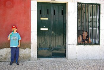 Kind in Portugal Portugal: Kind in der Straße