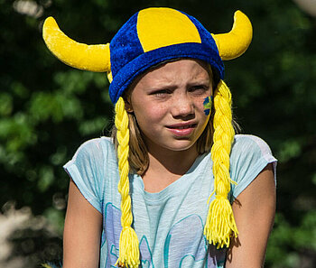 Schwedisches Mädchen in Blau-Gelb