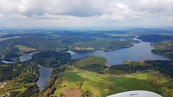 Die größte Talsperre Sachsens schlängelt sich durch die Landschaft. Die größte Talsperre Sachsens schlängelt sich durch die Landschaft.