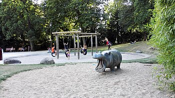 Kinder auf einem Spielplatz im Park in Luxemburg