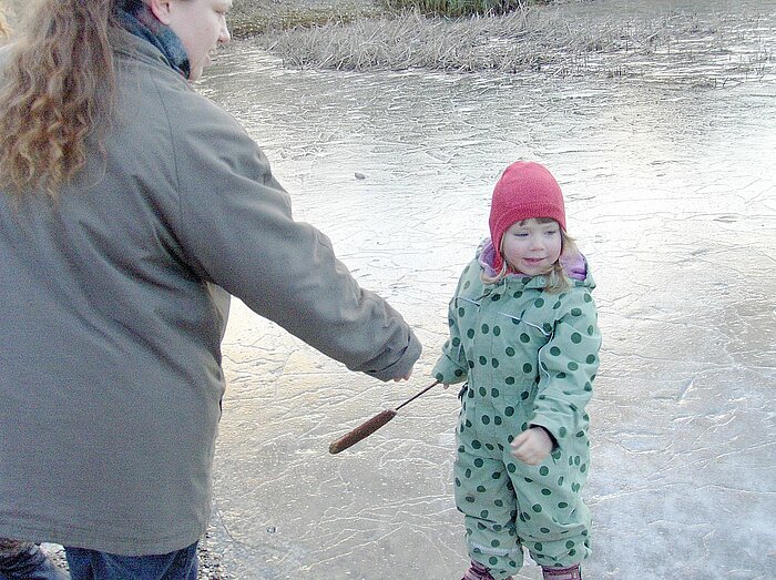 Kind und Mutter im Winter