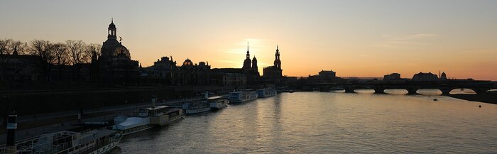 Die Elbe glitzert in Dresden in der Abendsonne