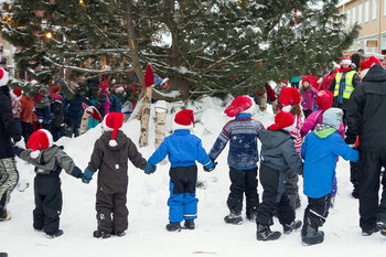 Norwegische Kinder beim Weihnachtsbaumfest