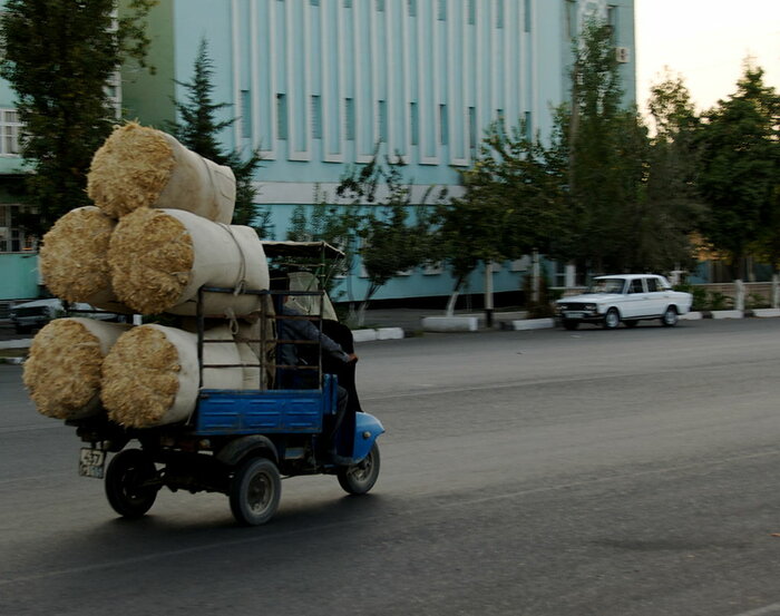 Hochbeladenes Fahrzeug in Usbekistan