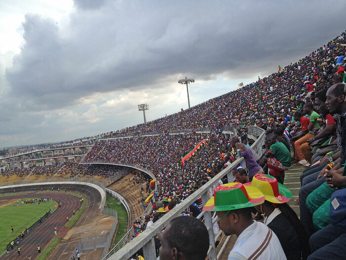 Fußballfans aus Kamerun im Stadion