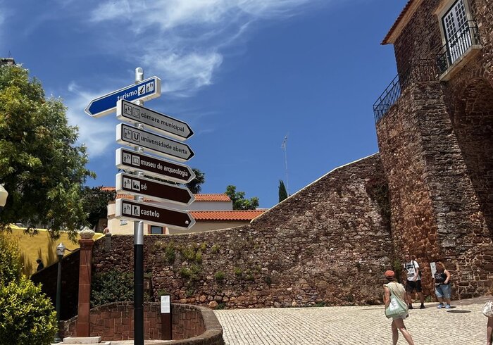 Wegweiser auf Portugiesisch Portugiesische Wörter auf einem Eegweiser