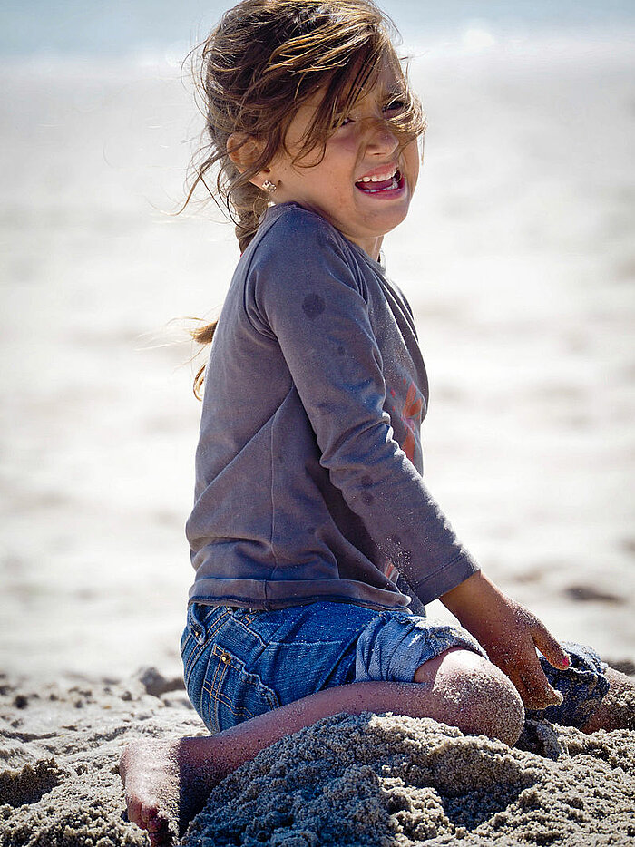 Mädchen in Portugal am Strand