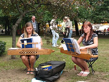 Litauerinnen in traditioneller Kleidung