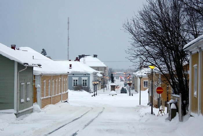 Verschneite Straße in Raahe