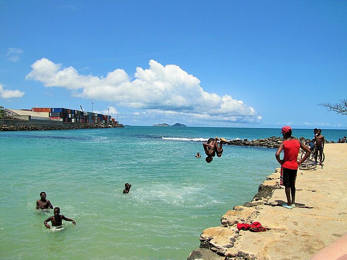 Kinder baden im Meer in Sao Tome