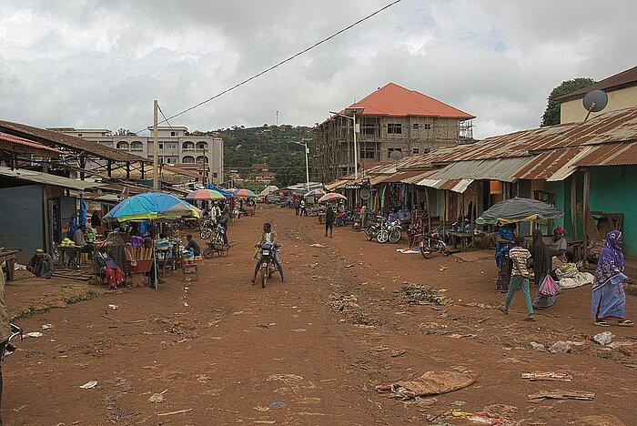 Marktstraße in Dalaba in Guinea