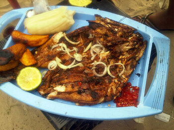 Fisch mit Kwanga und Kochbananen