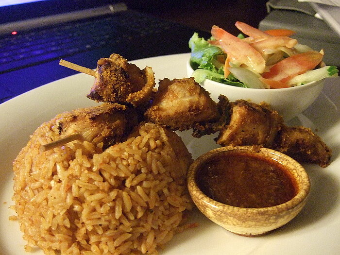 Jollof-Reis mit Fleischspieß aus Ghana