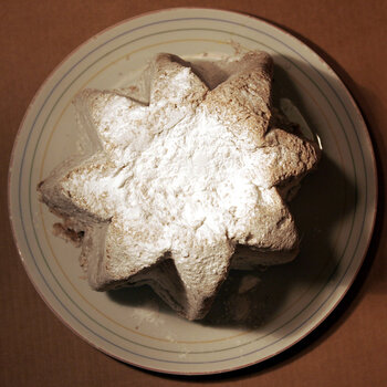 Pandoro-Kuchen aufgeschnitten als Stern