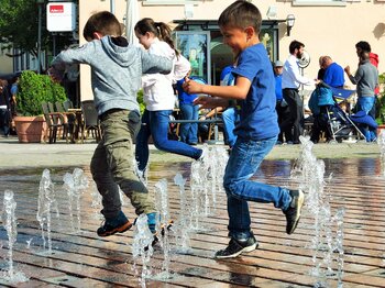 Kinder in Deutschland an einem Springbrunnen