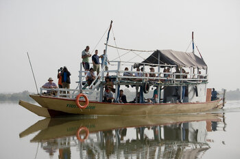 Touristenboot auf dem Gambiafluss